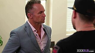 हॉट मिल्फ बड़ी गंद वाली पर्वर्टेड लॉयर को स्टीमिंग सेशन में मसाज करती है