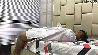 doctora cachonda le empieza a mamar el pene del loco que se encuentra en recuperacion