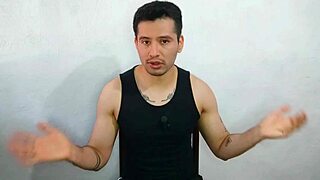 Jovencito Le Da Sexo Oral a la Polla Enorme Gruesa del Tio de Su Mejor Amiga Se Come Su Leche Relato Sexual!