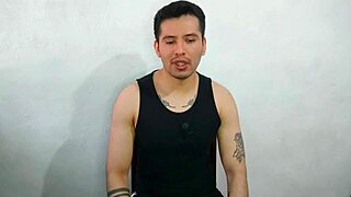 Jovencito Le Da Sexo Oral a la Polla Enorme Gruesa del Tio de Su Mejor Amiga Se Come Su Leche Relato Sexual!