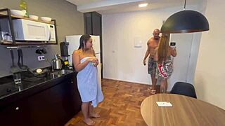 Chamamos O Vizinho Para Abrir O Pote De Doce E Ele Abriu Meu Cu Com Paixão