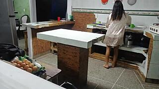 le sirvo la comida caliente a mi hermanastro con anal big tits masturbation