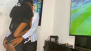 हाउस एजेंट क्लाइंट को टाइट चूत से सेड्यूस करती है