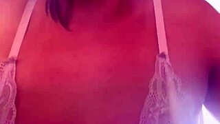 na academia suando tirei a camisa e meus peitos durinhos apareceram transparente tesao com olhares e suor escorrendo