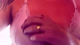 na academia suando tirei a camisa e meus peitos durinhos apareceram transparente tesao com olhares e suor escorrendo