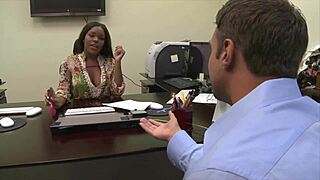 la belle noire aux gros seins candice nicole suce et baise avec une bite blanche