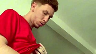 meu vizinho novo me viu pela janela e perguntou se podia vir meter 01foguinho pt01, entao ele me deu um boquete e fodeu meu cu gostoso