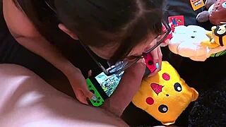 linda jovencita gamer mexicana me cojo a mi hermanastra por el culo mientras juega con su nintendo parte 1