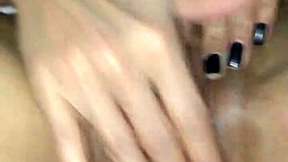 she's gozando while playing with her big clit