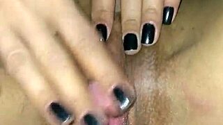 she's gozando while playing with her big clit