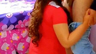 mi joven hijastra estudiante nos ve cogiendo por error