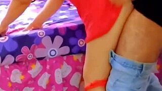 mi joven hijastra estudiante nos ve cogiendo por error