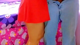 mi joven hijastra estudiante nos ve cogiendo por error