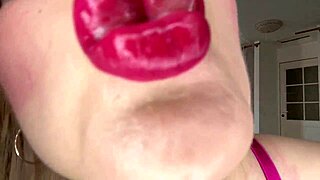 Bimbo in lingerie worships huge lips with tongue