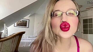 Bimbo in lingerie worships huge lips with tongue