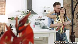 आसा बेल रॉ डॉगीस्टाइल में डबल प्लेजर देती है, हेल याह!