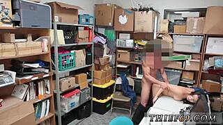 पुलिस स्ट्रैप-ऑन पेटाइट 18+ टीन 18+ को फेलोनी थीफ्ट केस में डोमिनेट करती है