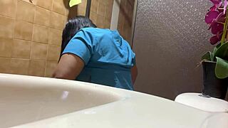 Amateur video shows curvaceous nurse in the bathtub