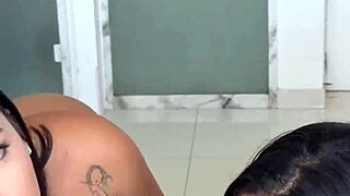 yo, asiática gostosa chamou amiga pro primeiro ménage, negão gozou nas duas!