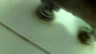 pajeandome con mi consolador en la ducha, que rico anal gay