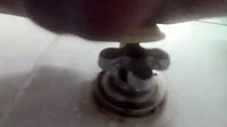 pajeandome con mi consolador en la ducha, que rico anal gay