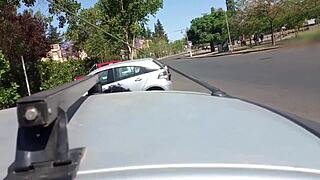 Masturbo a un extraño en su auto mientras mi marido filma todo