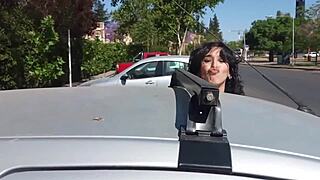 Masturbo a un extraño en su auto mientras mi marido filma todo