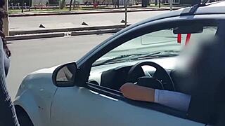 Masturbo a un extraño en su auto mientras mi marido filma todo