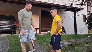 dei pro amigo do marido no quintal enquanto ele cortava grama