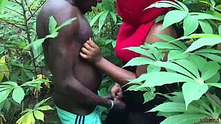 सॉफ्टकाइंड ने झाड़ी में सौतेली मां को पीछे से जोरदार चोदा, तेज सिसकारियां