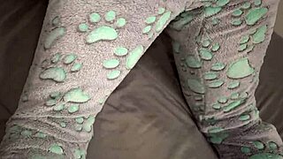 Stepsister waits in bed for creampie with big ass and monster cock in cowgirl anime