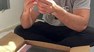 PEQUENA SEXDOLL SENDO ARROMBADA POR UMA ROLA GROSSA!