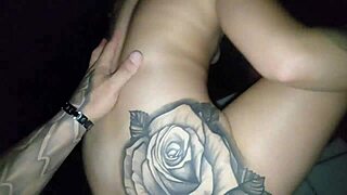 Coloquei minha namorada para chupar o pau dos desconhecidos enquanto eu podia ela no gloryhole 😏