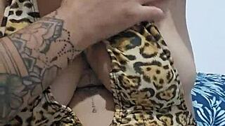 tô com muito tesão vem aqui goza nos meus peitos e axilas