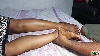 MILF सौतेली माँ को स्टीमी मसाज मिलती है और गांव के रैंच पर सौतेले बेटे द्वारा पाउंड की जाती है