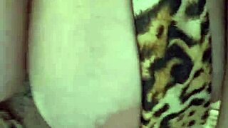 tô com muito tesão vem aqui goza nos meus peitos e axilas