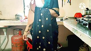 देसी भाभी लड़कों को फक कर रही, ओएमजी देखो वो ह्यूज कॉक उसके चेहरे पर फट रहा!