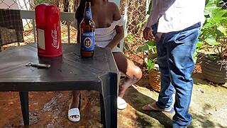 velho de 60 fode garota safada num bar, wow! 😜