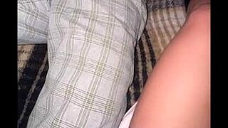 madrastra mexicana chichona seduce a hijastro estudiante en su cuarto viendo tele