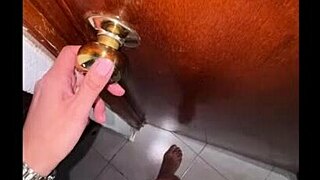 madrastra mexicana chichona seduce a hijastro estudiante en su cuarto viendo tele