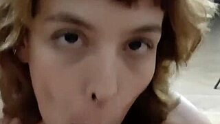 Wow, Fodendo na Sala com Meio-Irmão Enquanto Família na Cozinha!