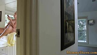 Mujhe Yakeen Nahi Yeh Tattoo Wali 18+ Babe Stepmom Ko Tribbing Kar Rahi Hai!