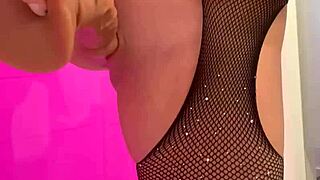 Milfy Calla teases and stretches anal live