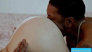 स्काइलर स्नो बीबीसी को डीप चूसना पसंद करती है?