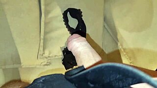 अरे, घर पर सौतेली माँ की गीली पैंटी मिली और उस पर हस्तमैथुन किया, जोरदार सिसकारियों के साथ बड़े लंड से फैंसी सूट में। उससे दूर नहीं रह सकता!