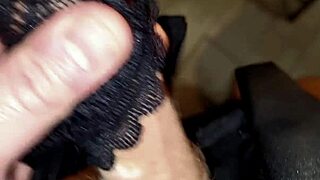 अरे, घर पर सौतेली माँ की गीली पैंटी मिली और उस पर हस्तमैथुन किया, जोरदार सिसकारियों के साथ बड़े लंड से फैंसी सूट में। उससे दूर नहीं रह सकता!