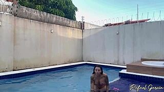 peguei minha vizinha gostosa brincando no quintal com máquina de sexo - drii cordeiro