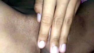 कॉलेज गर्ल की खूबसूरत शेव्ड चूत रगड़कर क्रीमपाई