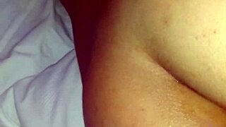 pendeja metiendose juguete en el orto terrible culo