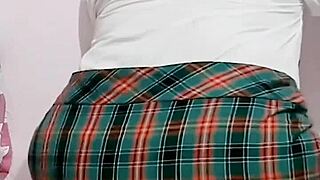 Morra de escuela se masturba con CHOCHITO MOJADO después de clases. ¡Qué rico CULO!